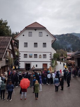 Prireditev DEKD pri Juvanovi hiši